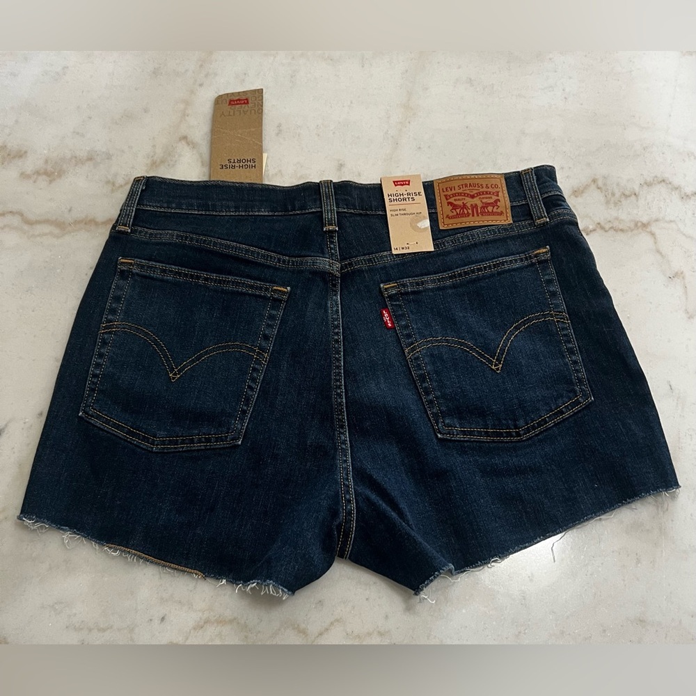 Levi's High-Rise shorts in a dark wash stretch denim with a raw hem Size 14 - Picture 2 of 4